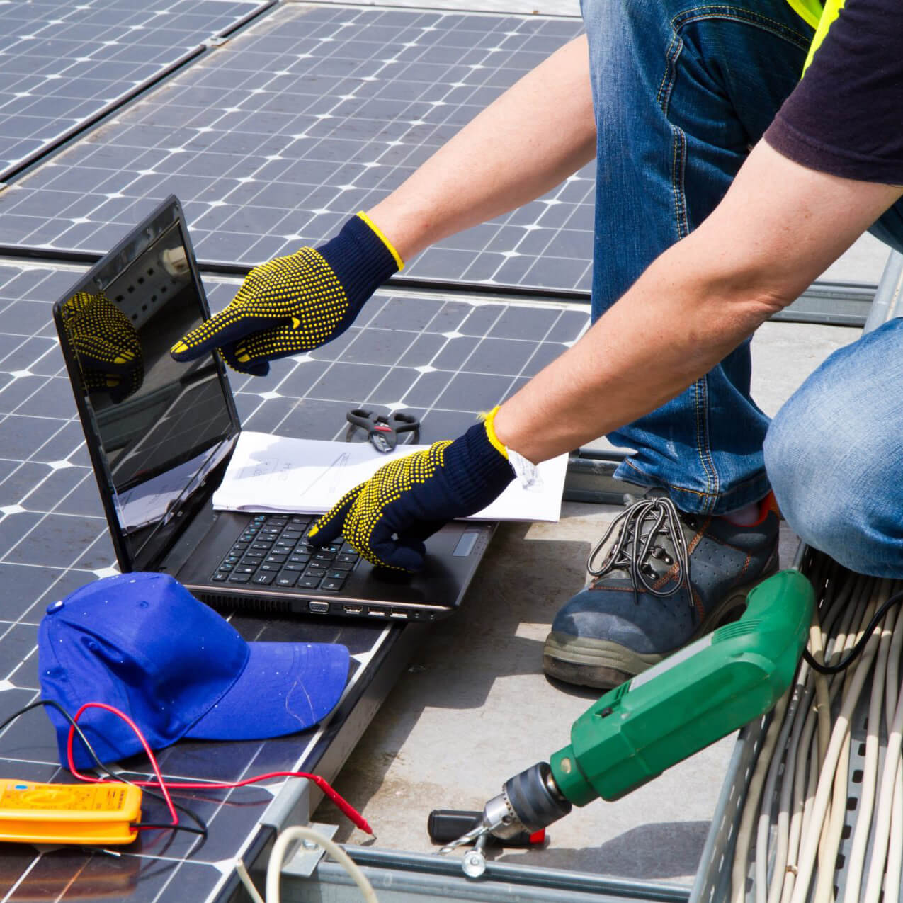 A Guide to Repairing Damaged Solar Panels